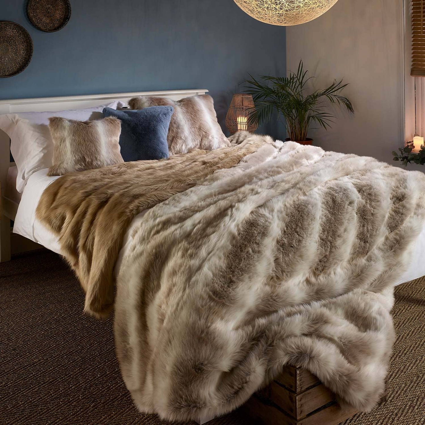 Reindeer Faux Fur Throw 180: Taupe / Animal Striped